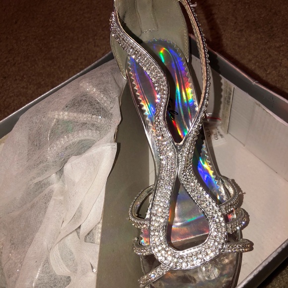 Silver Heels - Picture 2 of 3